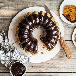 Ciambella speziata di carote e mirtilli rossi al cioccolato 