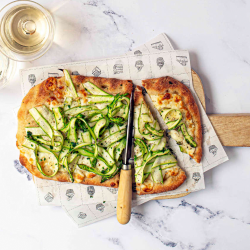 Focaccia con nastri di asparagi e pecorino