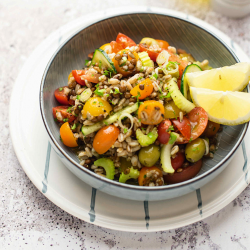 Insalata di farro e lenticchie con pomodori marinati, limone e coriandolo