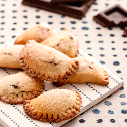 Ravioli dolci con mandorle e cioccolato