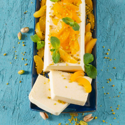 Semifreddo di albicocche con pistacchi e menta