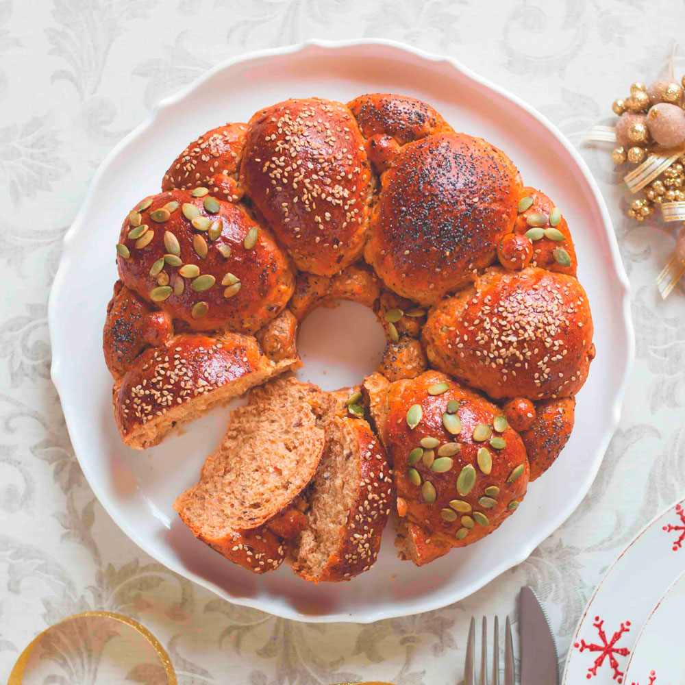 ghirlanda-pane-pesto-robiola-pomodori-secchi-semi