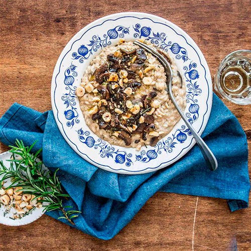 Risotto autunnale ai funghi con nocciole e rosmarino