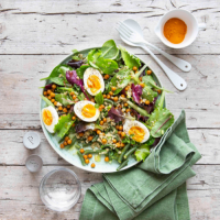 Insalata di quinoa, uova, fagiolini e ceci croccanti