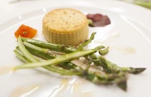 # Delizia di Ceci su Insalata di Punte di Asparagi al Balsamico