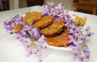 Frittelle di Fiori di Glicine (o di Acacia) con Sciroppo di Agave