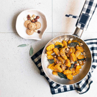 Gnocchetti di zucca spadellati con salvia croccante, nocciole e amaretti