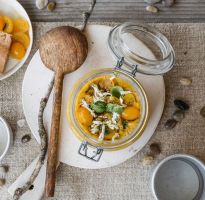 Pappa al pomodoro gialla con datterini e peperoni