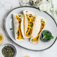 Tortillas al caprino con peperoni, semi di zucca e menta