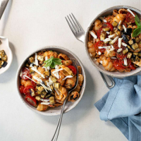 Insalata di pasta con pesto crudo di pomodori, melanzane e ricotta salata