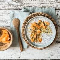 Smoothie bowl al melone con semi di chia e pistacchi