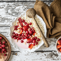 Smoothie bowl rosa alla ricotta con ciliegie, fragole e ribes