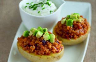 Patate alla Texana con Chili di Seitan e Avocado