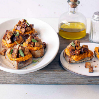 Bruschette integrali con crema di zucca e tofu saltato