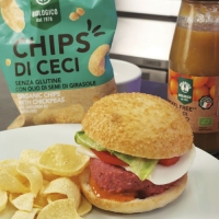 Burger di legumi, patate e barbabietola rossa e ketchup con pomodorini nichel free