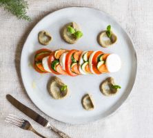 Caprese di mozzarella e ortaggi estivi con crema piccante di melanzane