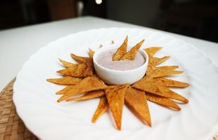 Chips di Cecina con Hummus di Fagioli Rossi 