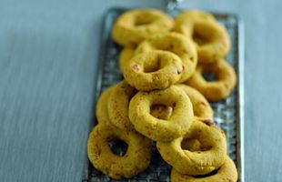 Wholemeal Doughnuts with Goji Berries and Almonds