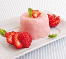 Light Yogurt Pudding with Strawberries and Mint
