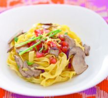 Tagliatelle al Limone con Funghi Porcini e Pomodori