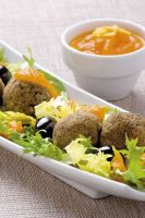 Polpette di Ceci alle Olive in Salsa Aromatica di Carote