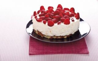 Cold Cake with Cheese Cream and Raspberry Jelly
