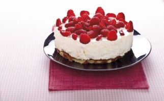 Torta Fredda con Crema di Formaggi e Gelatina di Lamponi