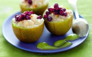 Bowls of Kiwi Stuffed with Pears and Almonds