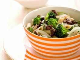 Whole Wheat Pasta in Olive Sauce, Broccoli and Onions