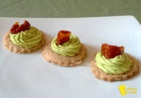 Tartine con Crema di Avocado e Pomodori Secchi