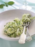 Spaghetti di Zucchina con un Tocco di Basilico