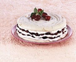 Meringue with Cherries