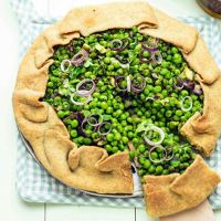 Crostata vegan di piselli e cipollotti all'origano