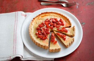 Oat Flakes Tart with Yogurt and Strawberry Cream