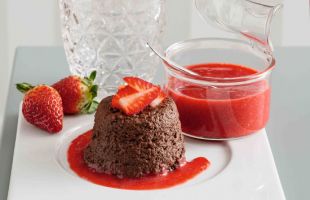 Morbidi Dessert al Cioccolato e Cardamomo con Coulis di Fragole