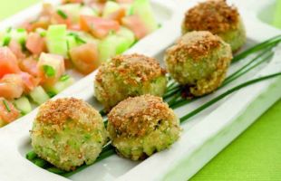 Falafel di Ceci e Tofu Affumicato con Insalata di Cetrioli e Pomodori