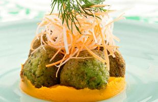 Coriander and peas falafel with carrots cream
