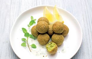 Falafel di Quinoa e Fave Fresche con Salsa alla Menta