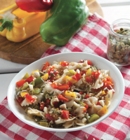 Insalata di farfalle con peperoni grigliati e frutta secca