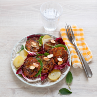 Frittelle di ceci e radicchio rosso al pesto di mandorle e salvia