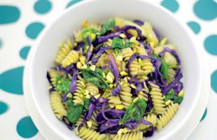 Fusilli di Mais con Cavolo Cappuccio, Spinaci e Pistacchi