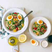 Insalata di bulgur con piselli, pomodori, basilico