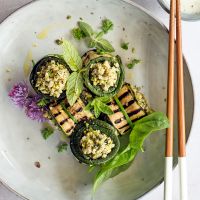 Involtini di zucchine e miglio alle erbe in salsa bianca