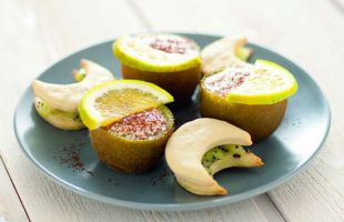 Vaschette di Kiwi con Crema e Biscotti alle Mandorle