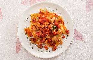 Maltagliati Freschi ai Baccelli in Salsa Rossa ai Fagioli