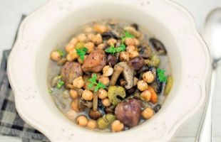 Mushrooms soup with chickpeas and chestnuts