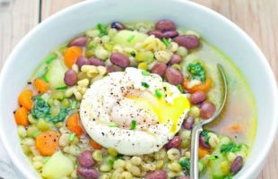 Minestra di Grano e Legumi con Uova in Camicia