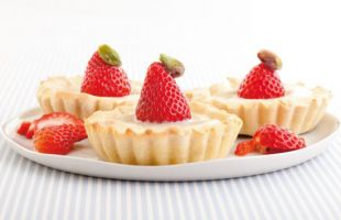 Mini Strawberry Tarts with Vanilla Cream
