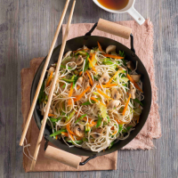 Noodles saltati con ortaggi misti