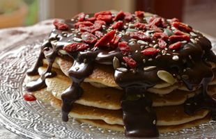 Pancake alla Crema di Nocciole, Semini e Bacche di Goji